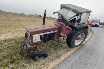 Schwerer Unfall! Fahrer aus Sitz geschleudert und von eigenem Traktor überrollt