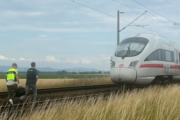 Großeinsatz in ICE in Bayern: Mann verletzt Reisende