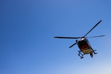 Biker von Maschinen geschleudert und schwer verletzt