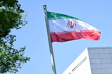 Eklat an iranischer Botschaft: Demonstranten klettern über Zaun und reißen Flagge ab