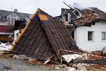 Heftige Explosion in Wohnhaus: Hubschrauber bringt schwerverletzte Person in Klinik