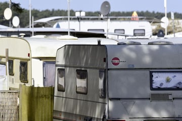 Mann läuft nackt über Campingplatz: Dann setzt er noch einen drauf
