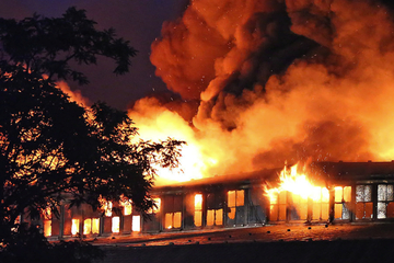 Dresden: Verheerender Großbrand in Dresden: Lagerhalle stürzt ein, Katastrophe für die Musik-Szene