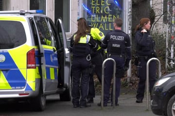 Polizei-Einsatz eskaliert, als Randalierer sich auszieht und Widerstand leistet