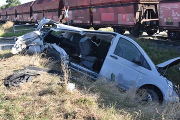 Heftiger Unfall an Bahnübergang: Auto kracht in Güterzug