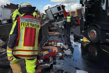 Lkw kracht gegen Leitplanke: A57 wieder freigegeben