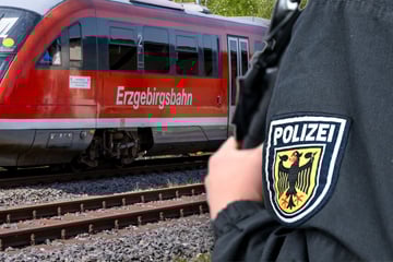Ärger in Erzgebirgsbahn: Aggressiver Mann randaliert, attackiert und bedroht Fahrgäste