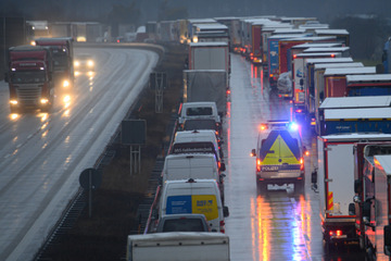 Unfall A2: Laster kracht auf A2 in Stauende: Fahrer tot!