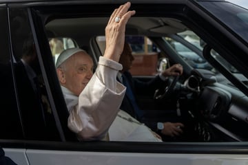 Papst Franziskus aus Krankenhaus entlassen: "Ich lebe noch"