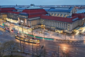 Eine Person verletzt: Drei Autos krachen am Leipziger Hauptbahnhof ineinander