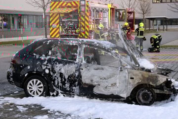 Chemnitz: Feuerwehreinsatz in Chemnitz: Auto geht in Flammen auf