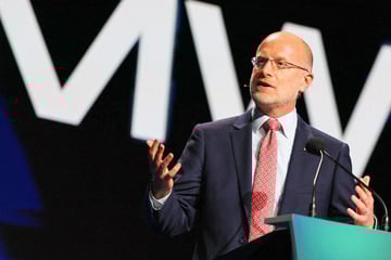 Trump's FCC chair orders daytime and late-night shows to give "equal time" to GOP candidates