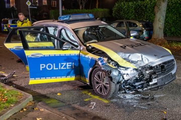Hamburg: Auf dem Weg zu Messer-Einsatz: Polizeiwagen kollidiert mit VW
