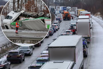 Unfall A4: Stau auf A4 in Sachsen: Lkw überschlägt sich