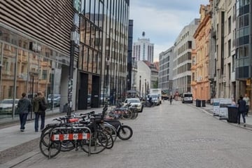 Leipzig: Zehnergruppe umzingelt Mann in Leipziger Innenstadt - Dann greift Security-Mitarbeiter ein!