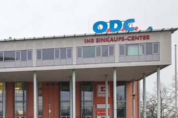 Dresden: Aufregung in Dresdner Einkaufszentrum: Frau hängt in Rolltreppe fest und verletzt sich schwer