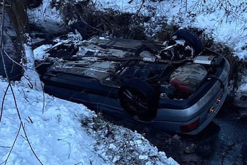 Schnee-Unfall in Thüringen: Audi kommt von Straße ab und landet im Fluss
