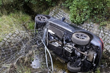 Unfall A7: SUV kommt von der A7 ab und landet im Graben: Bergung sorgt für Sperrung