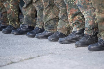 Scheune brennt: Soldaten der Bundeswehr helfen der Feuerwehr