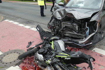 Blutflecken auf Straße: Biker (21) kracht frontal in abbiegendes Auto
