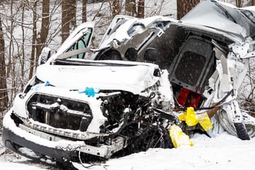 Sattelzug kommt im Schnee auf Gegenfahrbahn und rammt Kastenwagen: Ein Toter