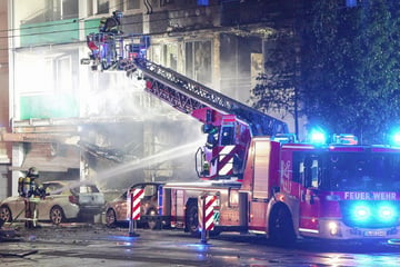 Kiosk brennt lichterloh: Flammen greifen auf Wohnhaus über, drei Menschen sterben