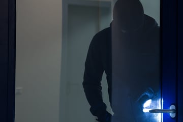 Bewaffneter Raub: Männer dringen in Wohnung ein und bedrohen Seniorin mit Pistole