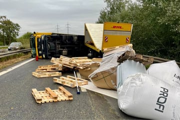 Unfall A: DHL-Laster kippt auf A10 auf die Seite: Ladung über Fahrbahn verstreut