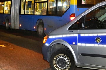 Chemnitz: Chemnitz: Gruppe bepöbelt Fahrgäste und stößt Fahrer aus Bus