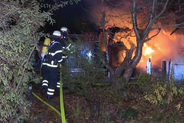 Hamburg: Gartenlaube in Flammen: Feuerwehr kämpft unter schwierigen Bedingungen