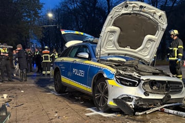 Polizei auf dem Weg zu Messerstecherei gestoppt: Auto kracht in Streifenwagen