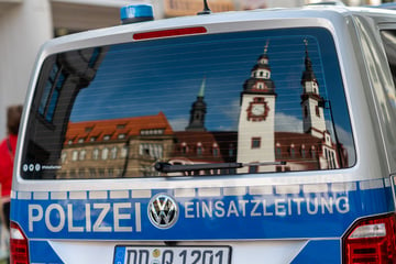 Chemnitz: Haltestelle in Chemnitz beschädigt: Polizist jagt Verdächtige mit Fahrrad