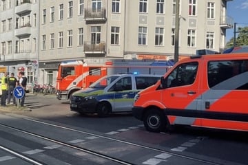 Berlin: E-Scooter kollidiert mit Auto: Drei Verletzte, einer muss notoperiert werden
