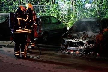 Leipzig: Feuerwehreinsatz in Leipzig: Opel steht plötzlich in Flammen