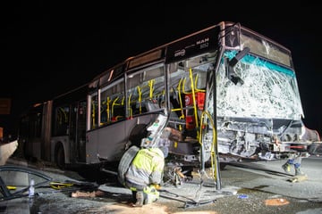 Unfall A4: Schwerer Unfall auf A4: Linienbus massiv zerstört - Vollsperrung