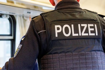 Schlimme Szenen in Regionalzug: Frau sexuell belästigt, Polizei sucht Zeugen