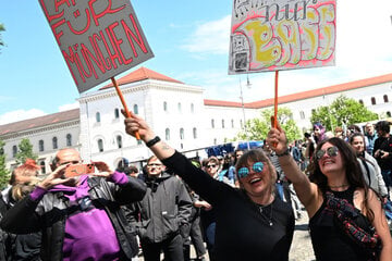 München: Mehrere Tausend Menschen bei Münchner "Krachparade"
