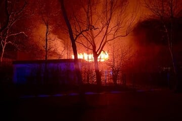 Berlin: Kitagebäude im Märkischen Viertel brennt lichterloh: Rauch dringt in Schule ein