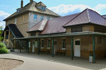 Leipzig: Container-Dorf immer noch nicht fertig: Leipziger Schüler müssen in marodem Gebäude bleiben
