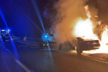 Plötzlich sprangen alle Kontrolllampen an: BMW geht auf der Autobahn in Flammen auf