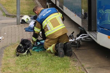 Heftiger Crash am Gleisübergang: Radfahrer stirbt im Krankenhaus