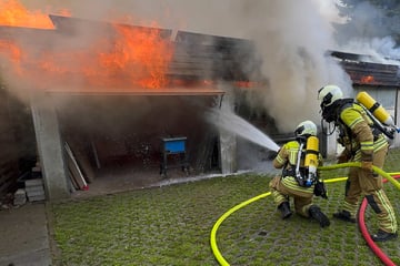 Dresden: Feuerwehreinsatz in Klotzsche: Garage samt Auto abgefackelt