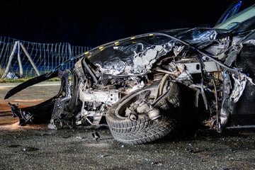 Zwei Personen nach Frontalcrash schwer verletzt im Auto eingeklemmt