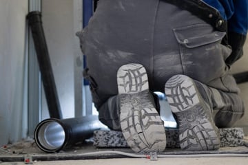 Frau von falschem Handwerker abgezockt, Polizei warnt: "Spielen Sie nicht den Helden"