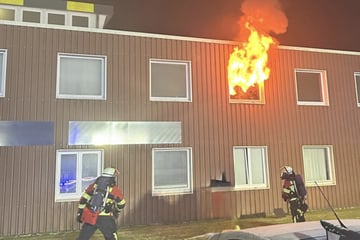 Mitten in der Nacht: Riesige Flammen schlagen aus Gebäude an Flugplatz