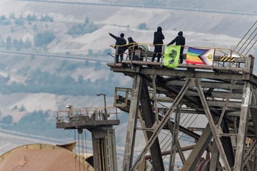 Polizei beendet Protestaktion im Tagebau Hambach: Aktivisten entern Braunkohlebagger