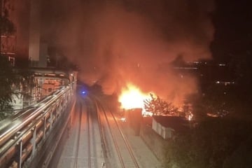 Berlin: Gartenlauben stehen in Moabit in Flammen