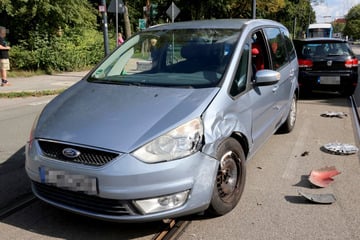 VW und Ford krachen in Chemnitz zusammen: Tramverkehr kommt kurzzeitig zum Erliegen