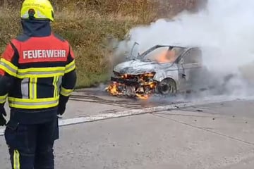 Unfall A4: Auto fängt während der Fahrt Feuer! A4 muss gesperrt werden