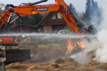 Stundenlanger Einsatz: Feuerwehr kämpft gegen Brand im Strohlager an